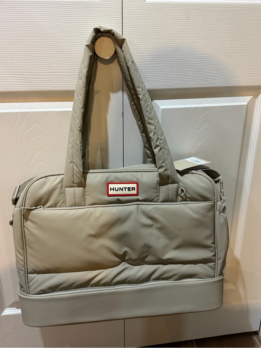 Hunter taupe puffer weekender stowaway Tote with Red Zip Accent nwt water res